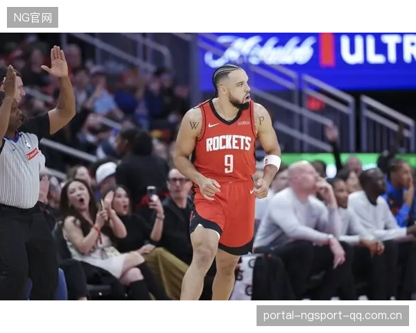 NBA巨星穿浴袍亮相发布会：时尚新潮流的“休闲范”狂潮